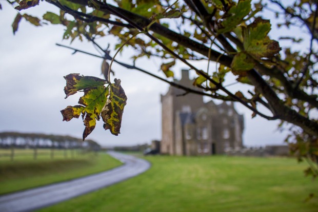 Abgelegenes altehrwürdiges Gebäude in Schottland an einem regnerischen Herbsttag | Credit: iStock.com/stevehurst79