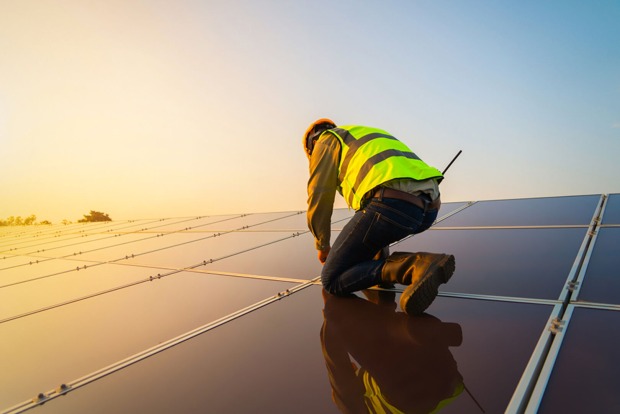 Monteur bei der Wartung einer Photovoltaik-Anlage | Credit: iStock.com/tampatra