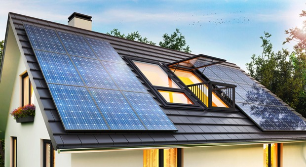 Familienhaus mit Solarmodulen | Credit: iStock.com/sl-f