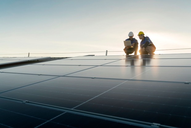 Zwei Monteure bei der Wartung einer Photovoltaik-Anlage | Credit: iStock.com/whyframestudio