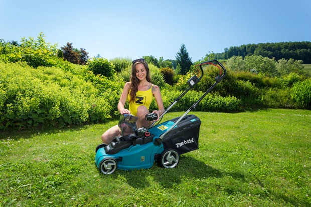 Junge Frau vor einem Akku-Rasenmäher von MAKITA | Credit: ZGONC/Marius Höfinger