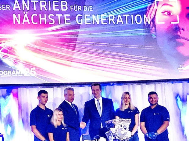 Nehammer und Nedeljkovic montieren den ersten E-Antrieb