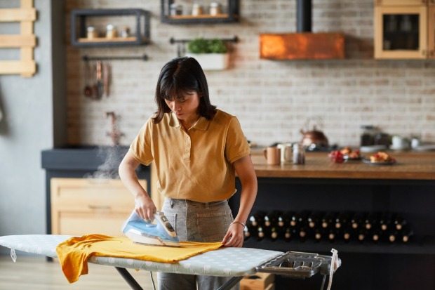 Frau bügelt in der Küche | Credit: iStock.com/SeventyFour