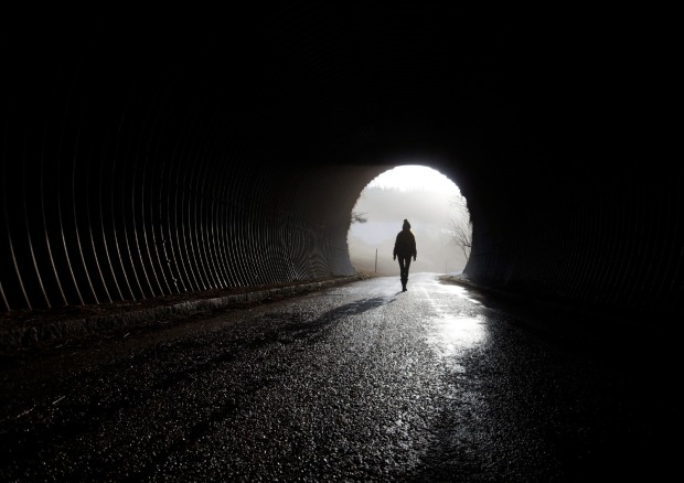 Ein Mensch steht allein im Tunnel | Credit: iStock.com/Sophia Floerchinger
