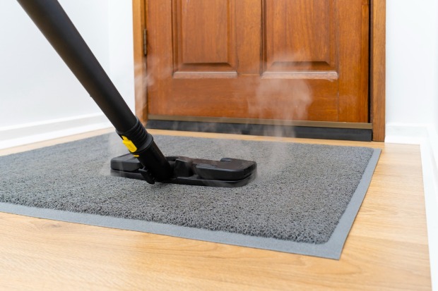 Fußmatte wird gereinigt | Credit: iStock.com/ymgerman