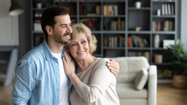 Ältere Frau mit jungem Mann | Credit: iStock.com/fizkes