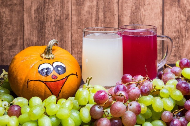 Roter und weißer Sturm mit Weintrauben | Credit: iStock.com/mdworschak