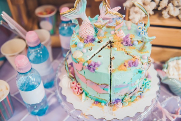 Torte im mit Meerjungfrau-Motiven | Credit: iStock.com/Aleksandra Nigmatulina