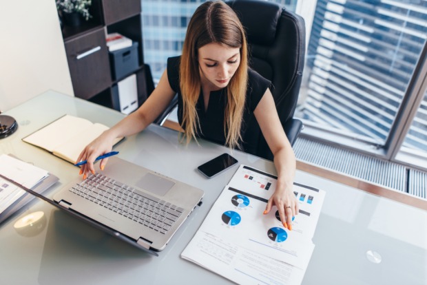 Junge Frau am Computer | Credit: iStock.com/undrey