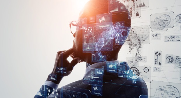 Denkender Mann, digital vernetzt | Credit: iStock.com/metamorworks