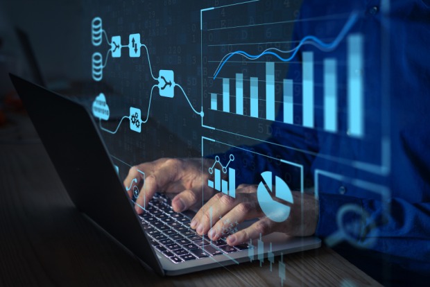Mann arbeitet am Notebook | Credit: iStock.com/NicoElNino