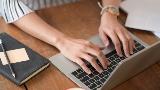 Junge Frau an ihrem Notebook | Credit: iStock.com/BongkarnThanyakij