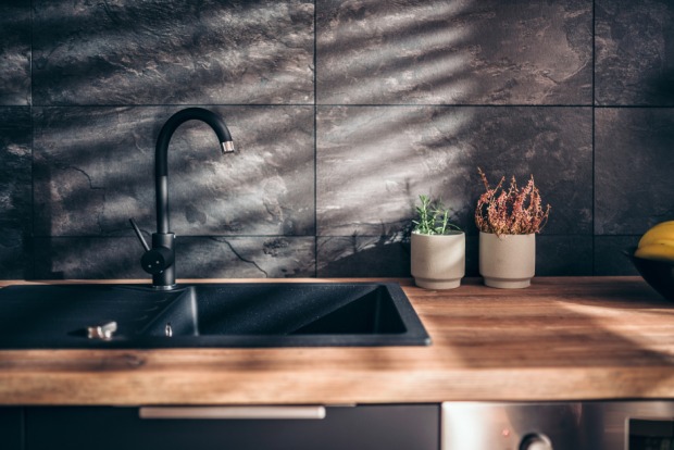 Spüle in einer modernen Küche | Credit: iStock.com/Kerkez
