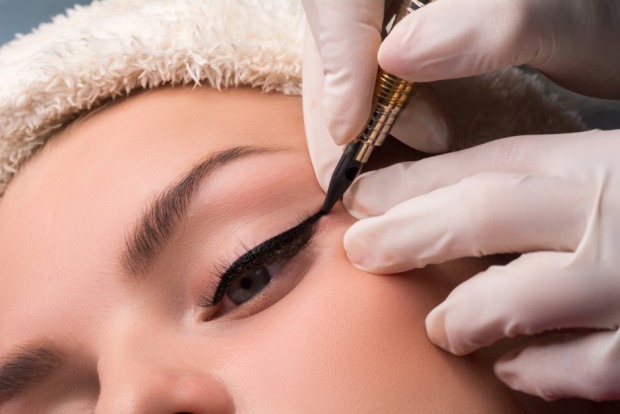 Junge Frau bei Permanent Make-up Behandlung | Credit: iStock.com/Luda311