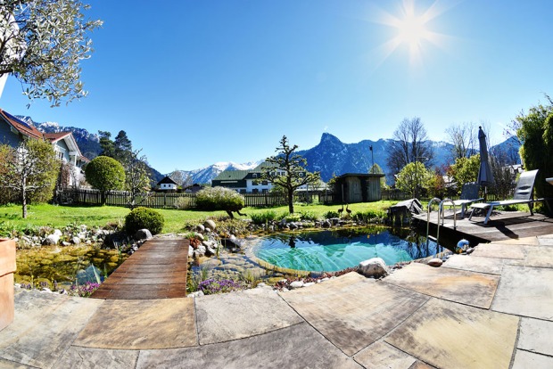 Naturpool vor bayerischer Bergkulisse | Credit: iStock.com/Let pictures tell the Story