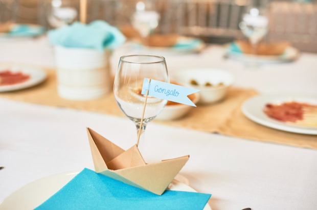 Schiffchen aus Origami-Papier | Credit: iStock.com/Damian Molino