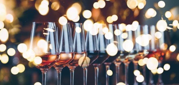 Reihe an halbgefüllten Weingläsern | Credit: iStock.com/Ekaterina Molchanova