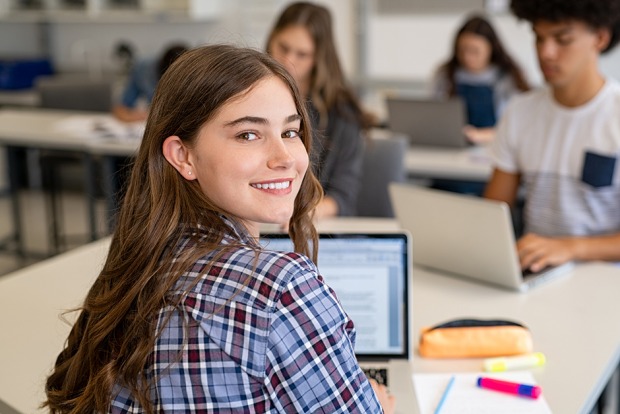 Schülerin während des Unterrichts | Credit: iStock.com/Ridofranz