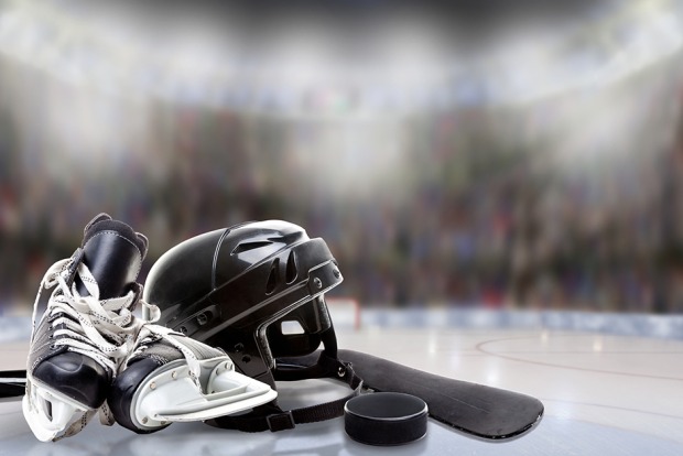 Eishockey-Ausrüstung auf der Eisfläche einer Eishockey-Halle | Credit: iStock.com/ronniechua