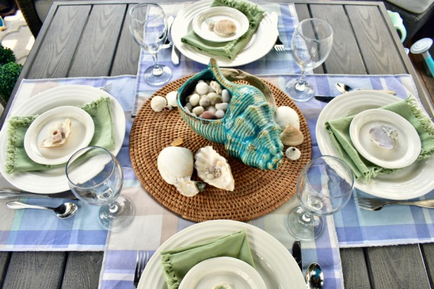 Sommerlich dekorierter Gartentisch im Freien | Credit: iStock.com/Kristin Mitchell