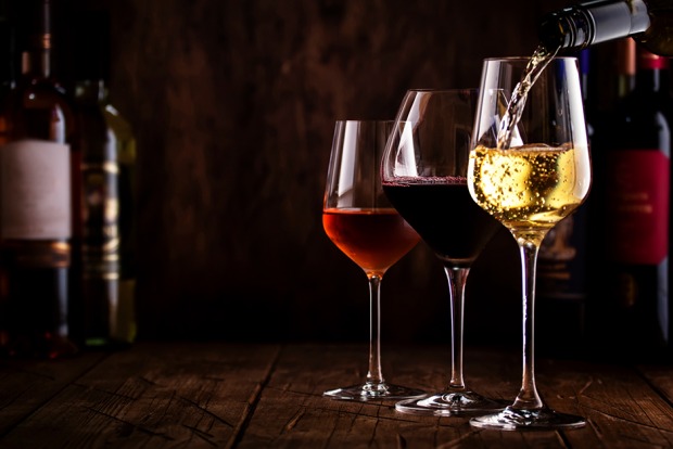 Auswahl an Weiß- und Rotweinen im Glas | Credit: iStock.com/5PH