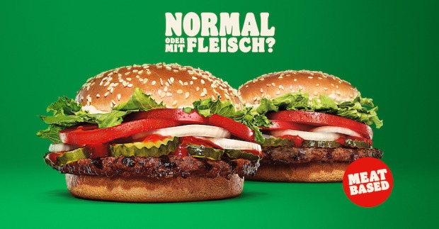 Ein Werbeplakat mit zwei Burgern. Darüber der Schriftzug: "Normal oder mit Fleisch"