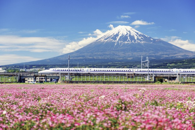Zug vor dem Fuji | Credit: iStock.com/blanscape