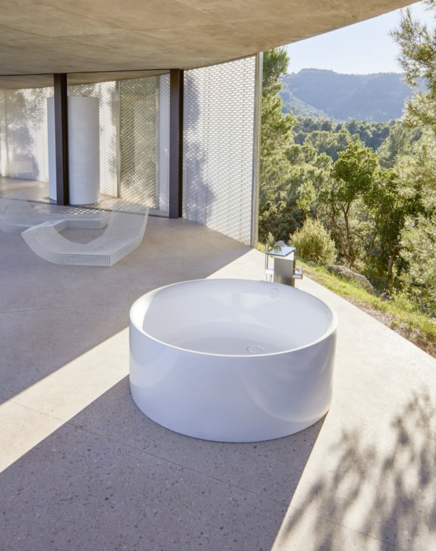Runde Outdoor-Badewanne von Bette | Credit: www.instagram.com/bette.official/bete gmbh &amp; co.kg