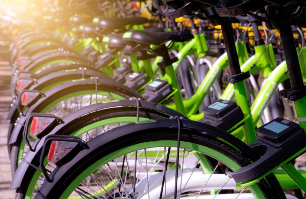 Eine Reihe von grünen Fahrrädern | Credit: iStock.com/Fahroni