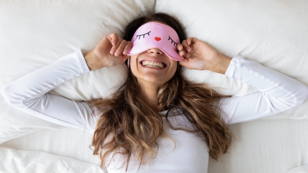 junge Frau mit roser Schlafmaske | Credit: