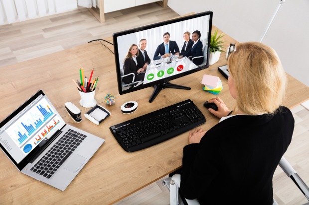 Frau sitzt mit Computer vor ihrem Schreibtisch | Credit: iStock.com/AndreyPopov