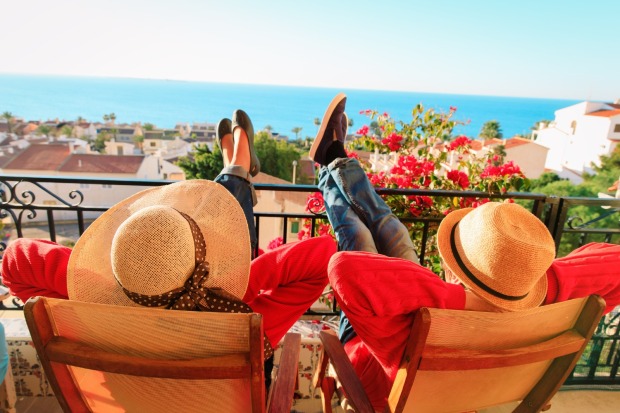 Paar sitzt am Balkon | Credit: iStock.com/Nadezhda1906