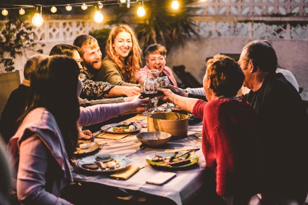 Freunde feiern auf einer Terrasse | Credit: iStock.com/DisobeyArt