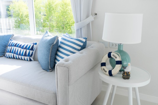 Graues Sofa mit blauen Zierkissen | Credit: iStock.com/ben-bryant