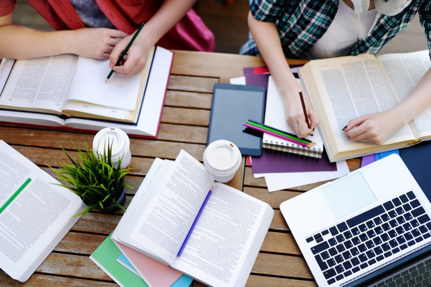 Mehrere Schülerinnen und Schüler beim gemeinsamen Lernen | Credit: iStock.com/SbytovaMN