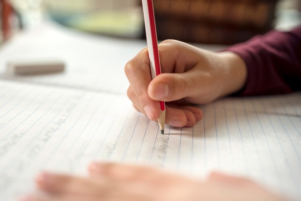 Junge schreibt im Unterricht mit | Credit: iStock.com/BrianAJackson