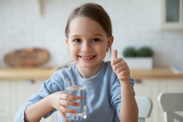 Mädchen trinkt ein Glas Wasser | Credit: iStock.com/fizkes