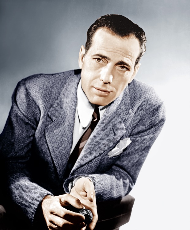 Porträt von Humphrey Bogart in einem eleganten Anzug.