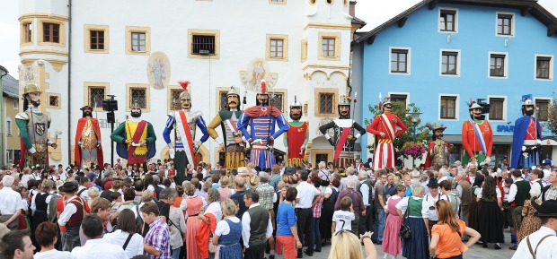 Besucher bestaunen die Lungauer Samsone. | Credit: Ferienregion Lungau