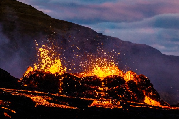 Vulkan Fagradalsfjall spuckt Lava. | Credit: Play