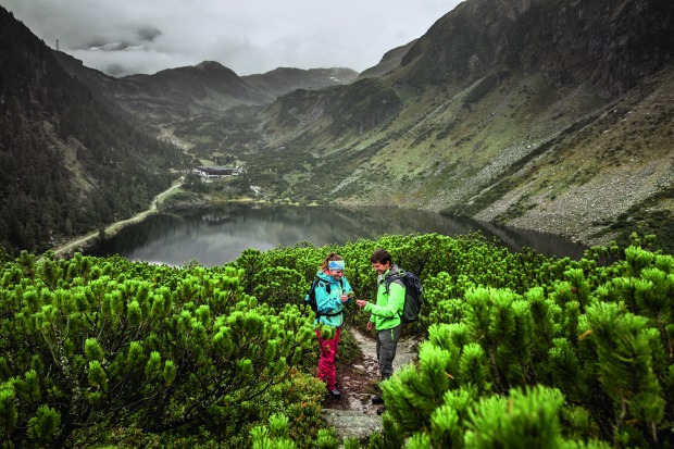 Zwei Menschen beim Wandern am Weißsee. | Credit: SalzburgerLand Tourismus