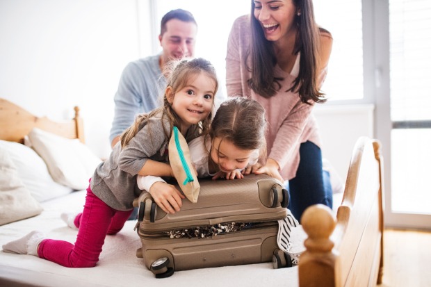 Familie packt für den Urlaub | Credit: iStock.com/Halfpoint