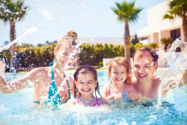 Familie schwimmt zusammen | Credit: iStock.com/petrenkod