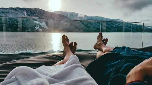 Paar entspannt in der Therme. | Credit: iStock.com/Christopher Moswitzer