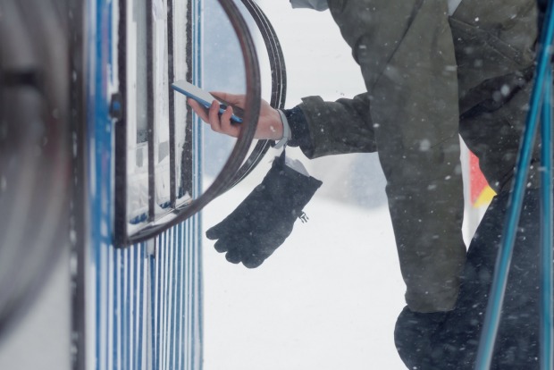 Mann beim Kauf eines Skitickets an der Kassa. | Credit: iStock.com/undefined undefined