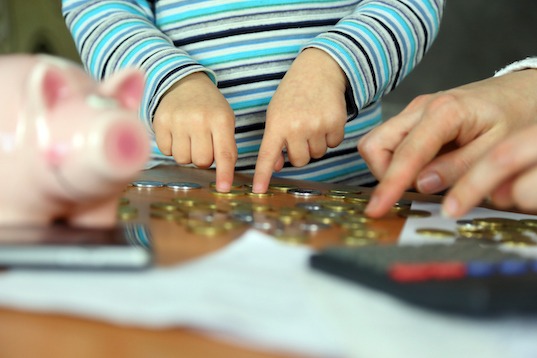 Kind zählt Geld