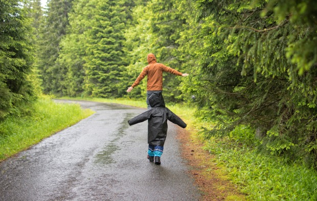 Vater geht mit Sohn im Regen spazieren. | Credit: iStock.com/Blecha