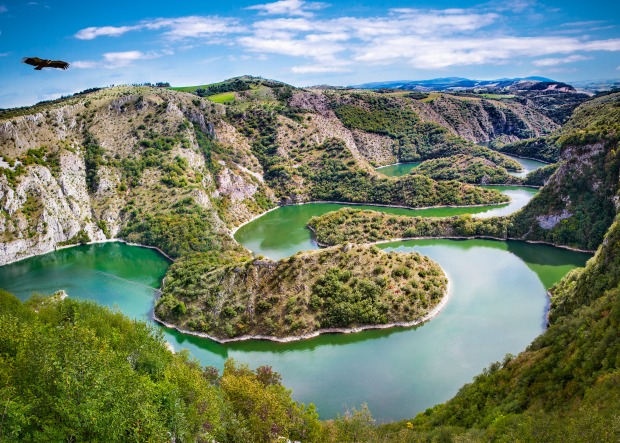 Fluß Uvac und Berge in Serbien | Credit: iStock.com/master2