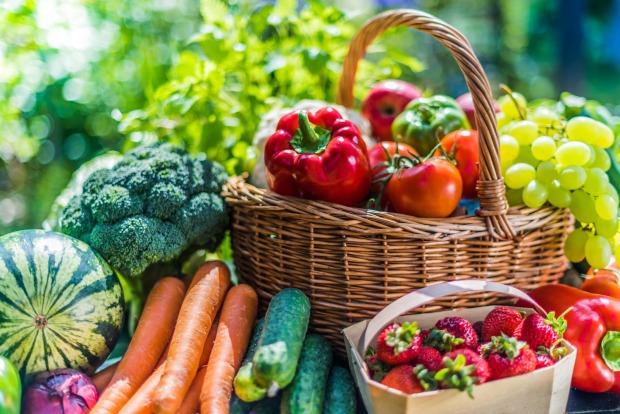 Obst und Gemüse auf einem Tisch | Credit: iStock.com/monticelllo