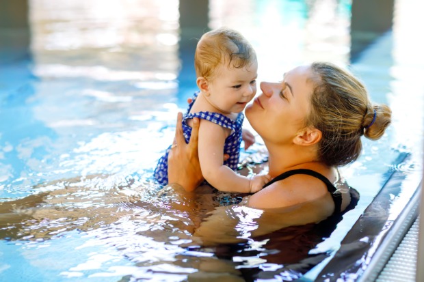 Mama schwimmt mit Baby | Credit: iStock.com/romrodinka